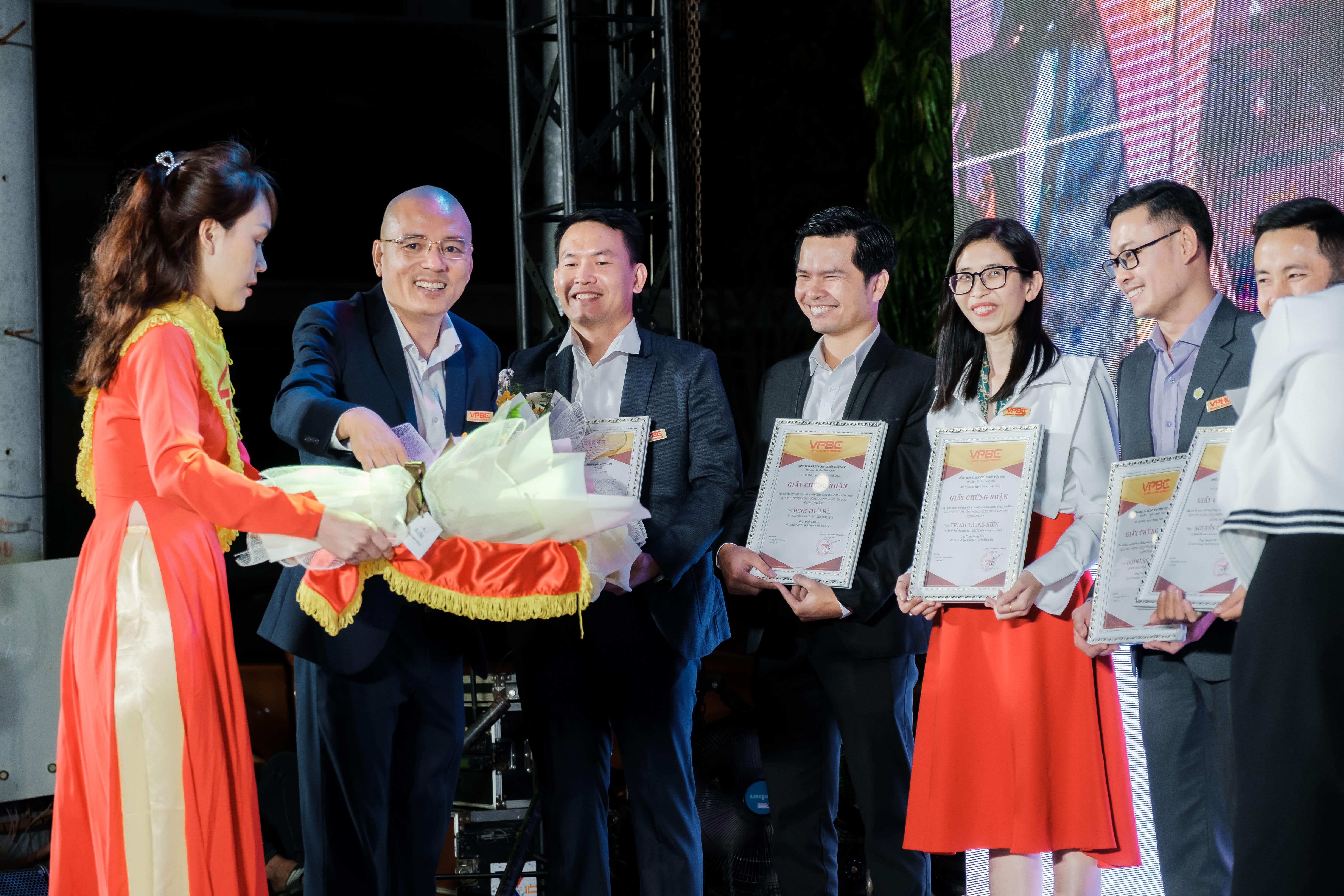 Chủ Tịch VPBC Ông Nguyễn Thế Lợi trao hoa cho các thành viên trong Ban Chấp Hành