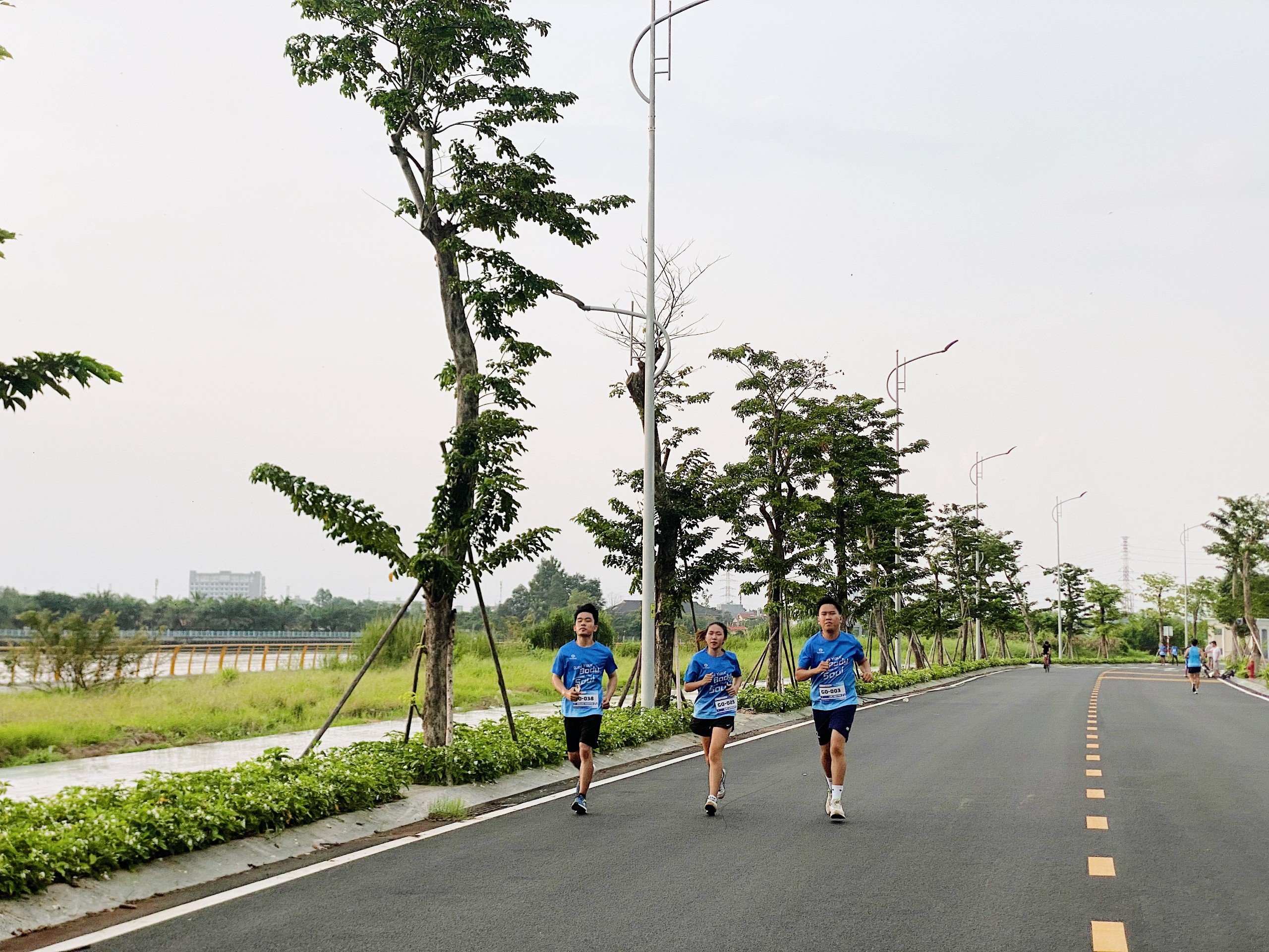 chạy cùng nhau