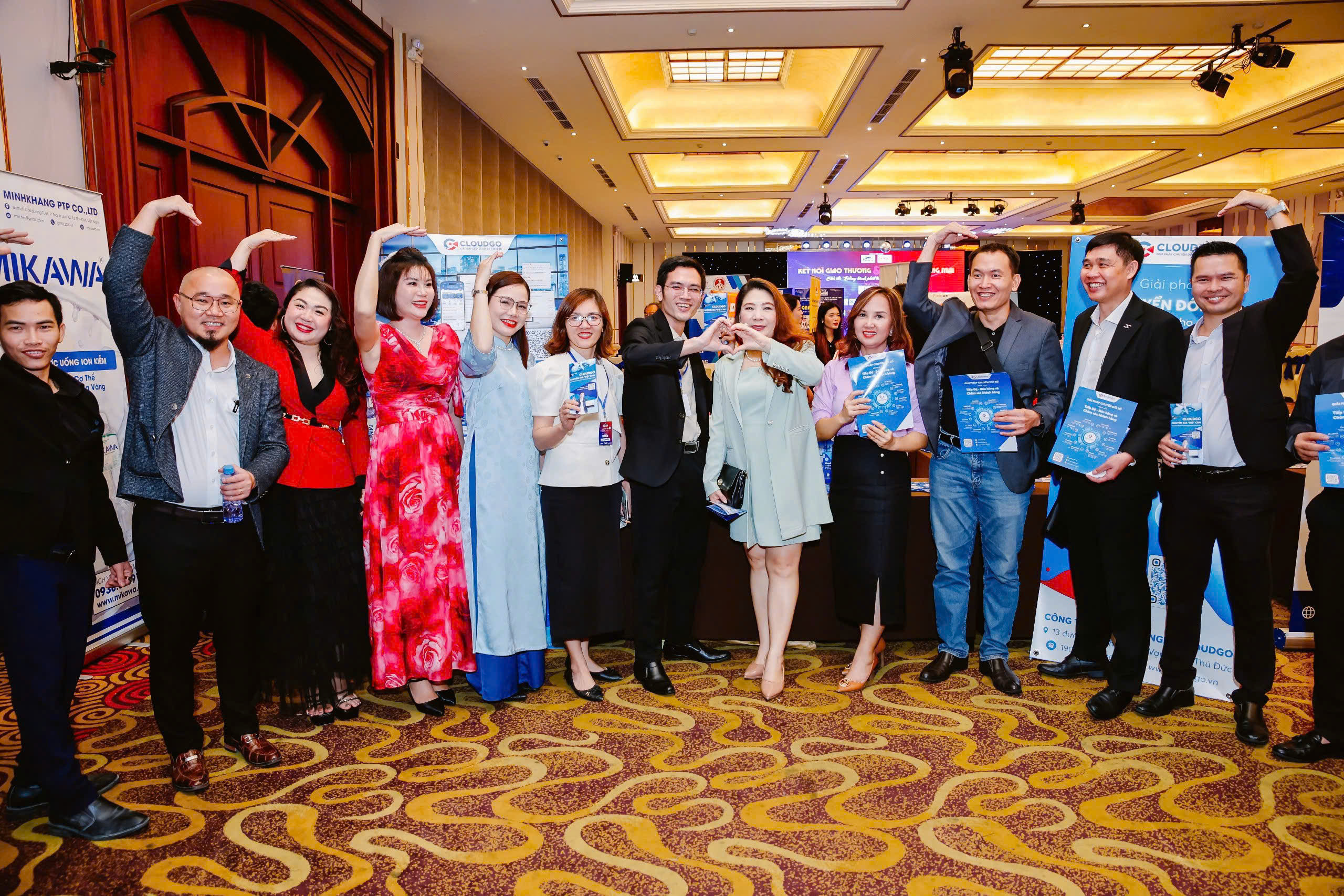 Các nhà tài trợ và doanh nghiệp đến tham quan và chụp hình tại quầy trưng bày CloudGO