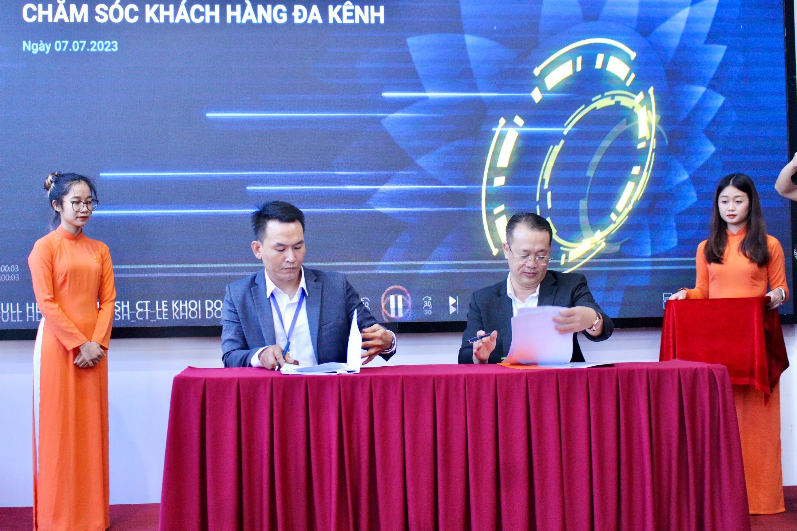 Anh Bùi Cao Học (trái) - Founder & CEO của Công ty TNHH CLOUDGO và anh Lê Vi Hiển (phải) - Chủ tịch HĐQT của Công ty Cổ phần GONSA đang kí kết hợp đồng tại buổi lễ