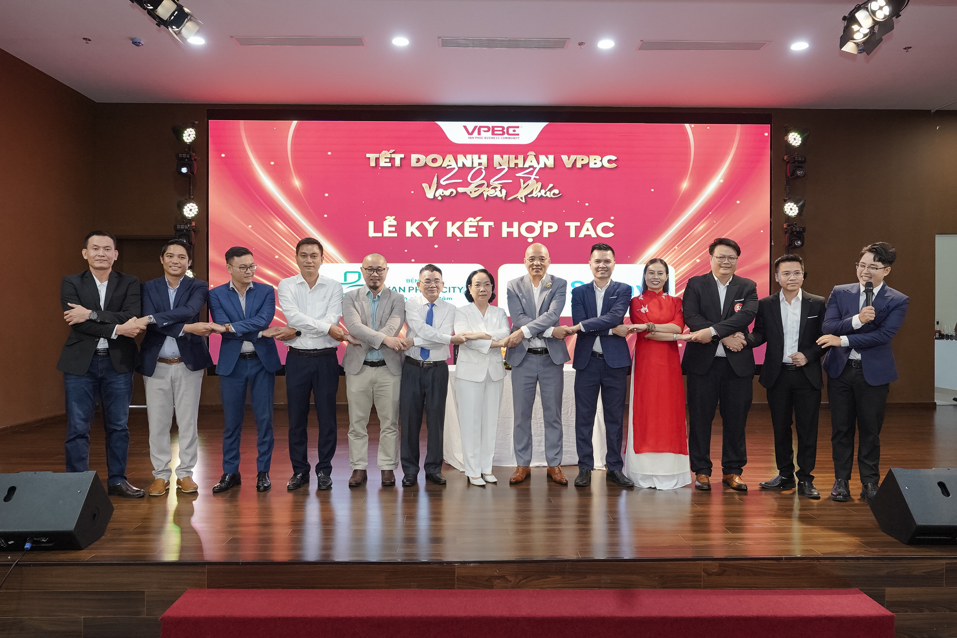 kí kết hợp tác